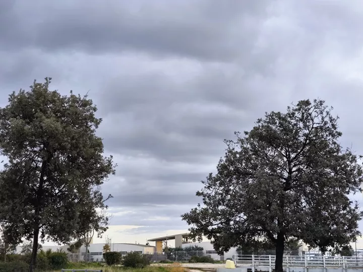 Καιρός: Ξεκίνημα εβδομάδας με βροχές και καταιγίδες - Η πρόγνωση για την Αττική 