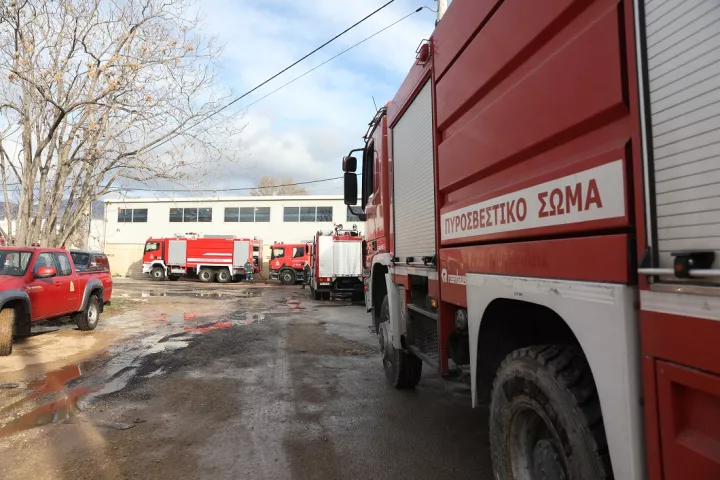 Τρίκαλα: Μεγάλη πυρκαγιά σε εργοστάσιο τροφίμων - 8 τραυματίες και 5 αγνούμενες (vid)