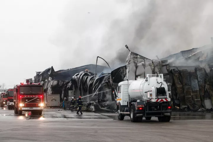 Τρίκαλα: Τέσσερις γυναίκες νεκρές από τη μεγάλη πυρκαγιά στο εργοστάσιο τροφίμων «Βιολάντα» - Μία αγνοούμενη (pics&vid)