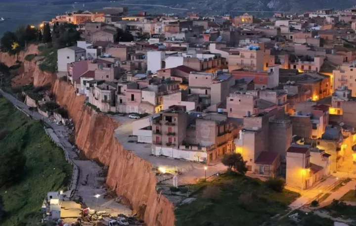 Σικελία: Πάνω από 1.000 άνθρωποι εγκατέλειψαν τα σπίτια τους λόγω κατολίσθησης