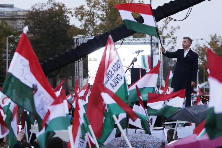 Ουγγαρία: Σταθερό προβάδισμα 10 μονάδων στις δημοσκοπήσεις για το αντιπολιτευτικό Tisza