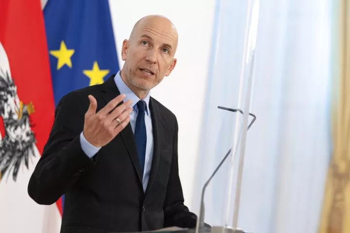 Κόχερ (ΕΚΤ): Πιθανή μια νέα μείωση των επιτοκίων, αν συνεχιστεί η ανατίμηση του ευρώ