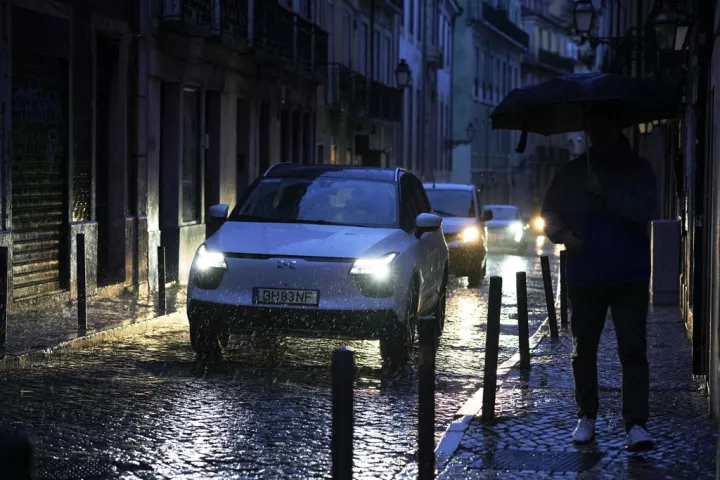Πορτογαλία: Οι πλημμύρες προκάλεσαν δύο θανάτους και πολλές ζημιές (pics&vid)