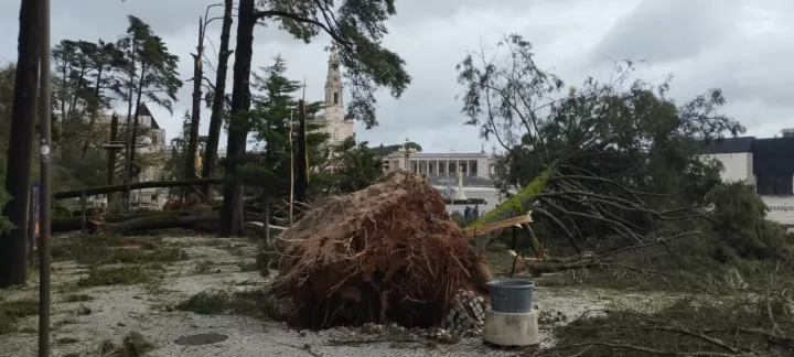 Πορτογαλία: Τουλάχιστον 4 νεκροί εξαιτίας της καταιγίδας Κριστίν (pics&vids)
