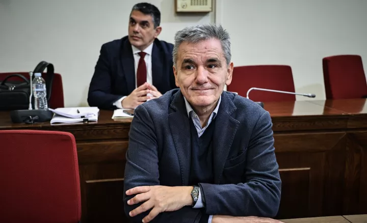 Τσακαλώτος εναντίον Καρτερού για Τσίπρα: Οι προσωποκεντρικές στρατηγικές αποπροσανατολίζουν την Αριστερά