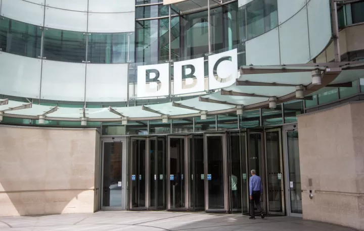 BBC: Προσωρινός γενικός διευθυντής ο Ρόντρι Τάφραν Ντέιβις μετά την υπόθεση μοντάζ ομιλίας του Τραμπ