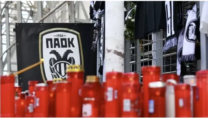 Η βαριά σιωπή της Θεσσαλονίκης και τα ασπρόμαυρα κασκόλ που έγιναν σύμβολα πένθους