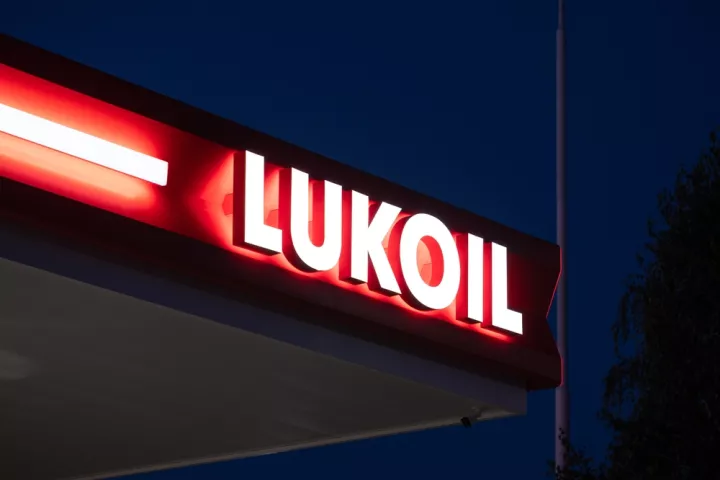 Lukoil: Πουλάει τα διεθνή περιουσιακά στοιχεία της στην αμερικανική Carlyle