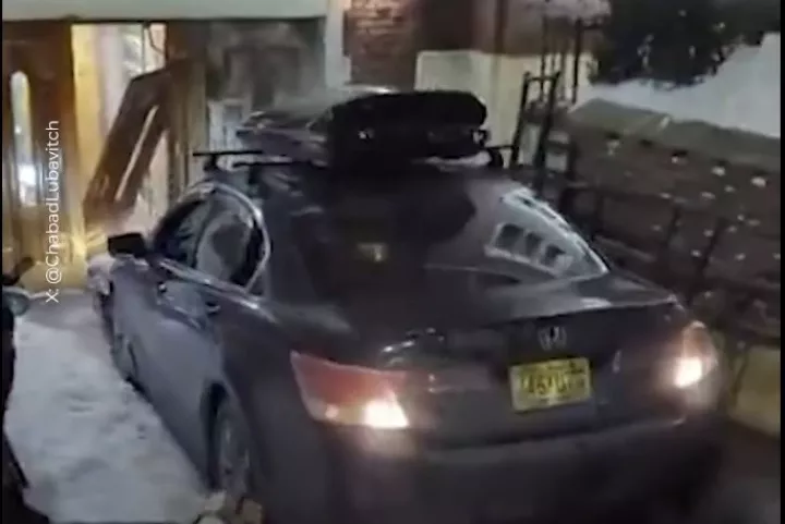 Ν. Υόρκη: Αυτοκίνητο έπεσε εσκεμμένα στην είσοδο συναγωγής - Δεν αναφέρθηκαν τραυματισμοί (vid)