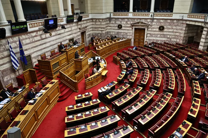 Βουλή: Ενός λεπτού σιγή για τις τραγωδίες σε Τρίκαλα και Ρουμανία