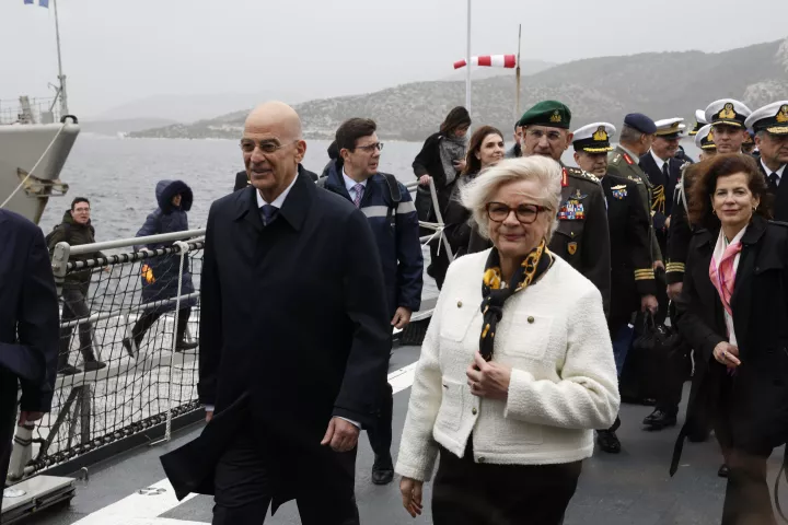 Ο Ν. Δένδιας υποδέχθηκε στη φρεγάτα «Κίμων» τη Γαλλίδα ομόλογό του (pics)