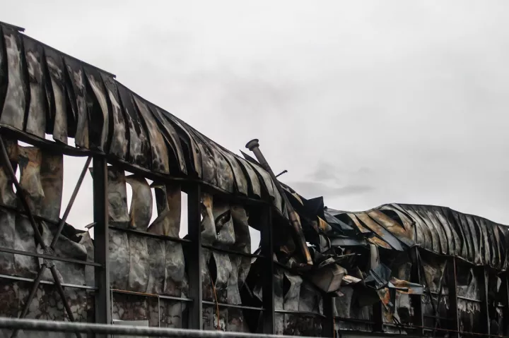 Τραγωδία στην Βιολάντα: Σε ποιον ανήκει η ευθύνη των ελέγχων, των αδειών και τι ισχύει με την επιθεώρηση εργασίας
