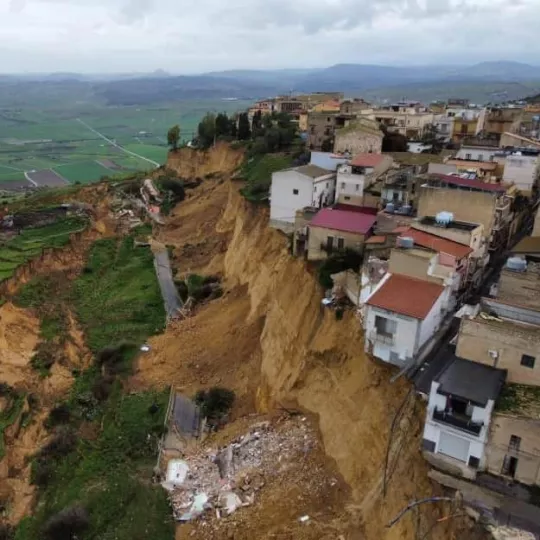 Κρίσιμη η κατάσταση στο Νισέμι της Σικελίας μετά τις κατολισθήσεις (pics&vids)
