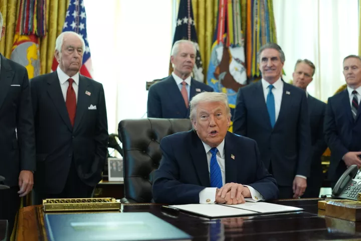 Τραμπ: Θα ήταν ανάρμοστο να ζητήσω από τον Κέβιν Γουόρς να μειώσει τα επιτόκια