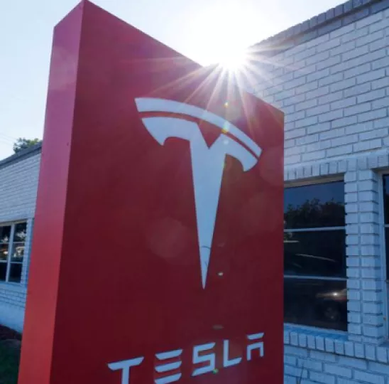 Η μετοχή της Tesla «ανεβαίνει» με φήμες συγχώνευσης με τη SpaceX του Μασκ