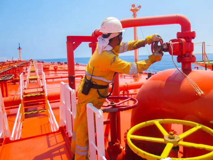 Μάστιγα η εγκατάλειψη πληρωμάτων: Ρεκόρ το 2025 με 6.223 ναυτικούς - O ρόλο του «σκιώδους στόλου»