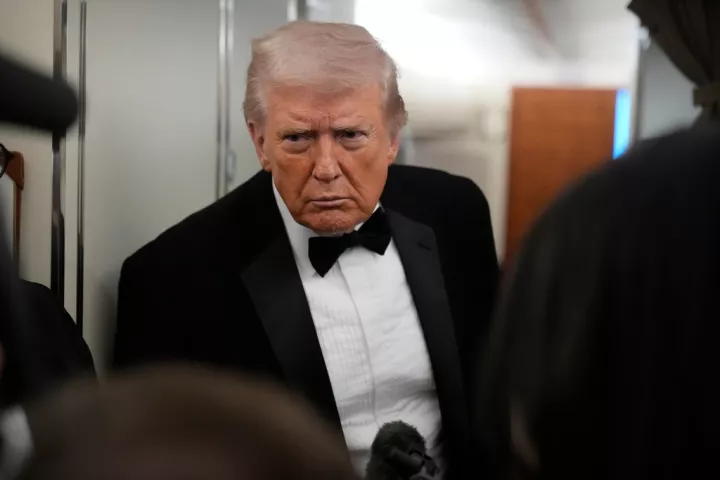 Τραμπ: Πιστεύω ότι ο Γουόρς μπορεί να πάρει την ψήφο των Δημοκρατικών