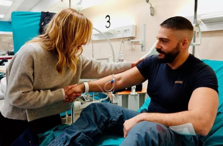 Ιταλία: Η Μελόνι επισκέφθηκε στο νοσοκομείο τους αστυνομικούς που τραυματίστηκαν στο Τορίνο (pics&vid)