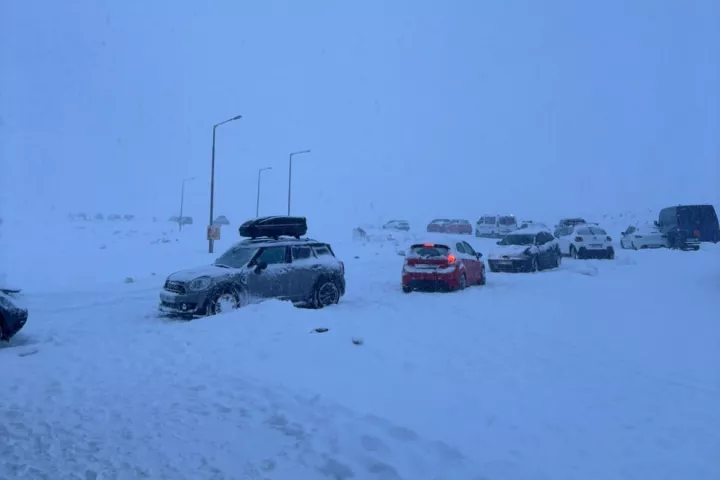 Εγκλωβισμένοι παραμένουν δεκάδες επισκέπτες στο Xιονοδρομικό Κέντρο Φαλακρού, ανάμεσά τους οικογένειες με παιδιά (pics)