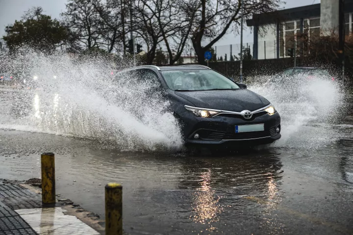 Ισχυρές βροχές, καταιγίδες και χιονοπτώσεις - Σε ποιες περιοχές θα συνεχιστούν τα έντονα φαινόμενα