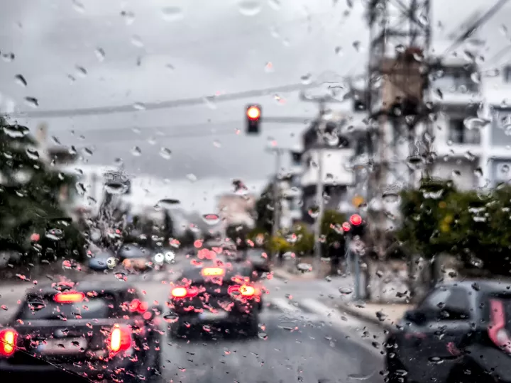 Βελτιώνεται ο καιρός από τη Δευτέρα - Πού θα σημειωθούν καταιγίδες και χιονοπτώσεις