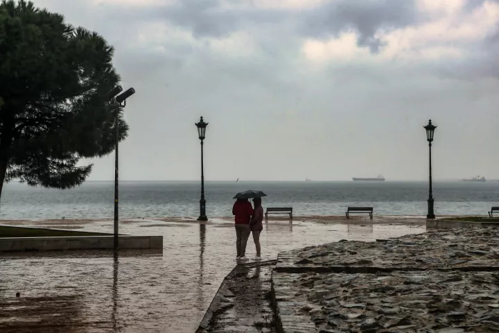 Προβλήματα από την κακοκαιρία σε όλη την Ελλάδα: Κατολισθήσεις, απεγκλωβισμοί και κλειστά σχολεία