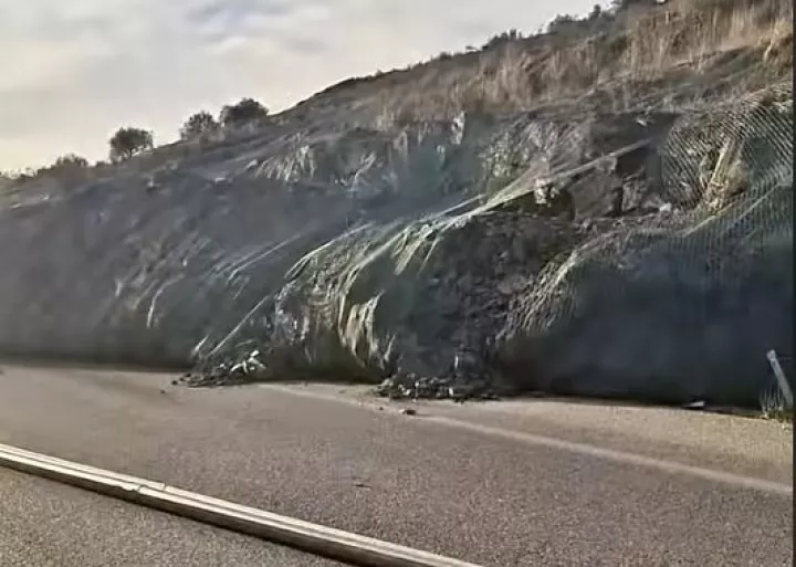 Ιόνια Οδός: Κλειστή και στα δύο ρεύματα λόγω μεγάλης κατολίσθησης - Πώς διεξάγεται η κυκλοφορία (vids)