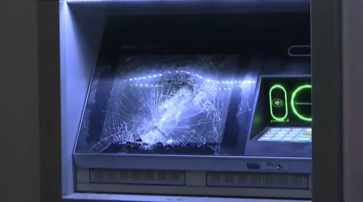 Κουκουλοφόροι έσπασαν καταστήματα και ΑΤΜ στην Πατησίων (vid)