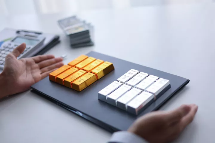 Χρυσός και ασήμι ξεπερνούν τις μεγάλες απώλειες - Τι δείχνουν οι εκτιμήσεις των αναλυτών