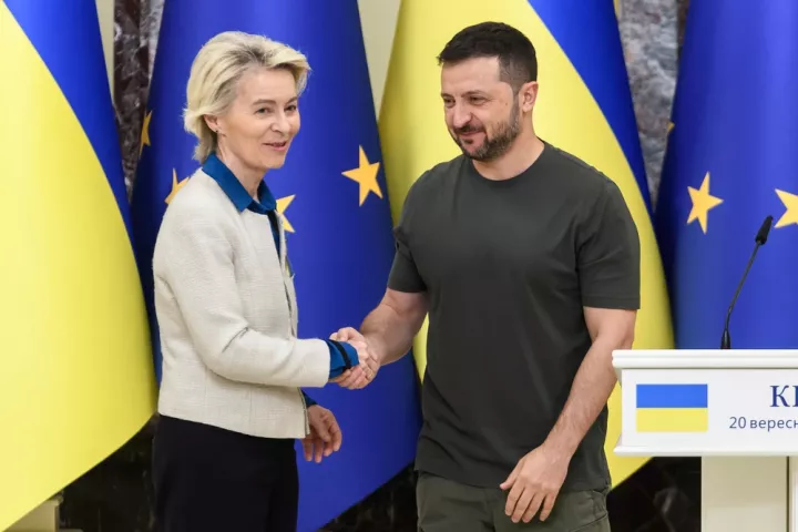 Φον ντερ Λάιεν σε Ζελένσκι ενόψει των ειρηνευτικών συνομιλιών: Η πίεση στη Ρωσία πρέπει να αυξηθεί