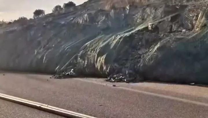 Κλειστή η Ιονία Οδός λόγω της κατολίσθησης: Ρήγμα 200 μέτρων, σε εξέλιξη οι εργασίες αποκατάστασης