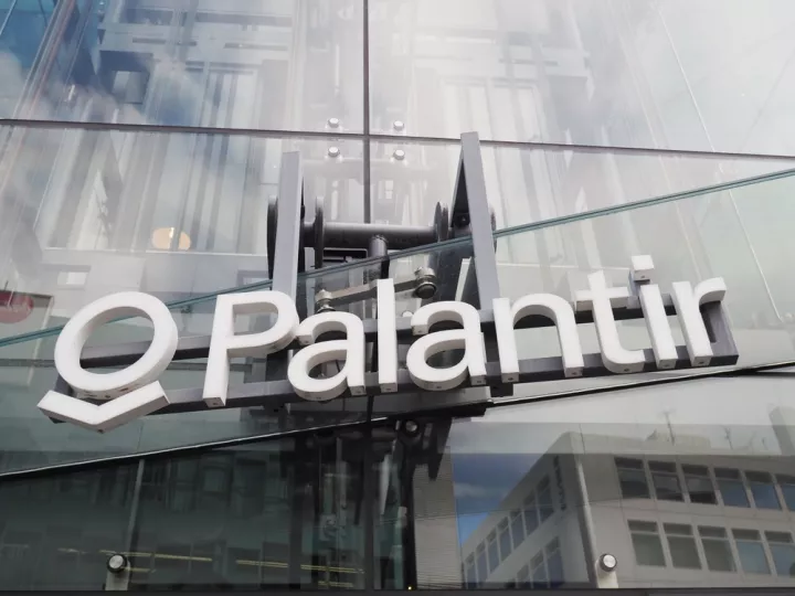 Πάνω από τα 1,4 δισ. δολάρια οι πωλήσεις της Palantir - Οι επικρίσεις για την ICE στις ΗΠΑ 