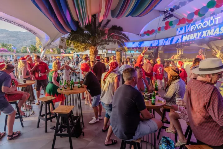 ΙΝΣΕΤΕ: Οι ξένοι τουρίστες στην Ελλάδα μένουν πιο λίγο αλλά ξοδεύουν πιο πολλά