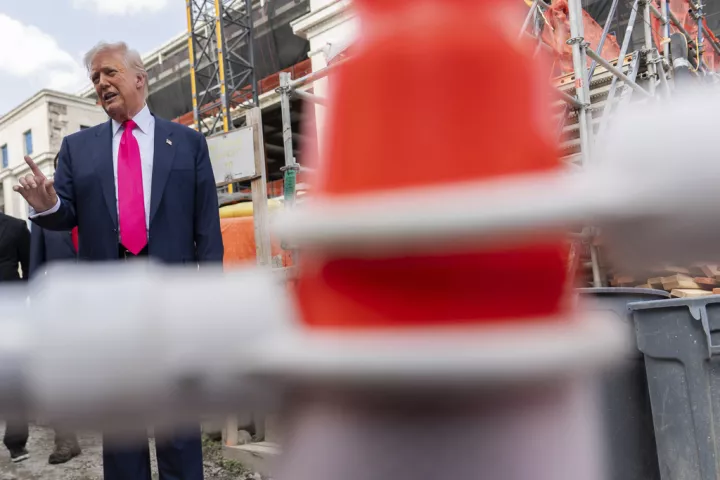 Επιτόκια στις ΗΠΑ: Ο Τραμπ βέβαιος για μειώσεις από την Fed 