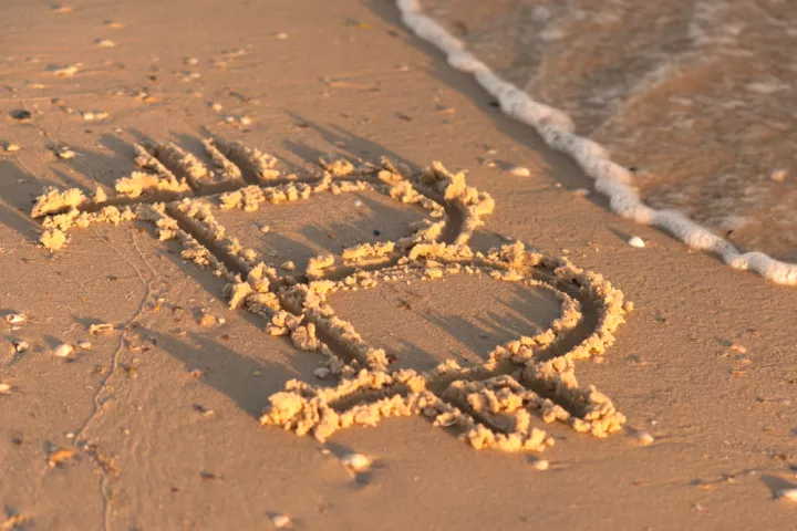 «Βουτιά» για το bitcoin, με απώλειες 8% και «τεστάρισμα» των 70.000 δολαρίων