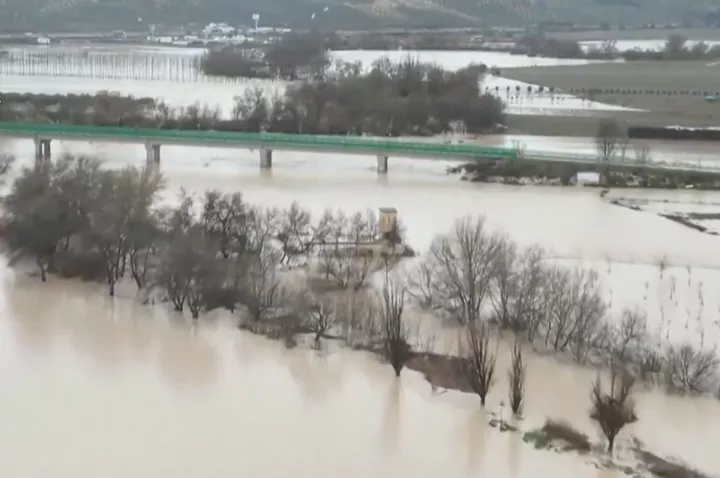 Κακοκαιρία «Λεονάρντο» σε Ισπανία και Πορτογαλία: Πάνω από 7.000 κάτοικοι έχουν εγκαταλείψει τα σπίτια τους