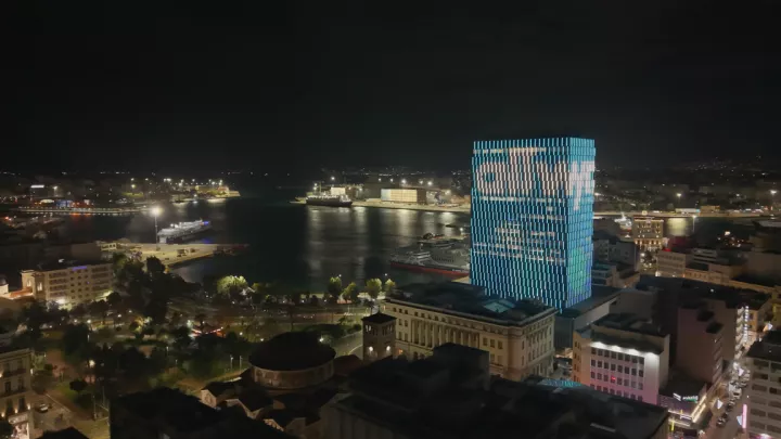 Ο Πύργος του Πειραιά όπως δεν τον έχετε ξαναδεί – Φωταγωγήθηκε στα χρώματα της Allwyn και το θέαμα είναι εντυπωσιακό