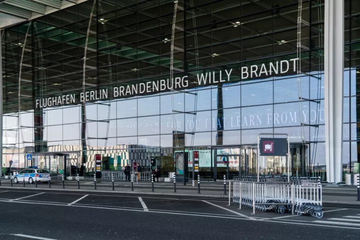 Σε λειτουργία επανέρχεται το αεροδρόμιο Βερολίνου/Βρανδεμβούργου - Συνεχίζονται τα προβλήματα από τον παγετό