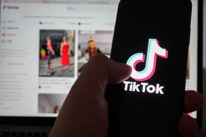 TikTok: Η ΕΕ απαιτεί απενεργοποίηση του «Εθιστικού» Scroll και αναθεώρηση του αλγορίθμου προτάσεων