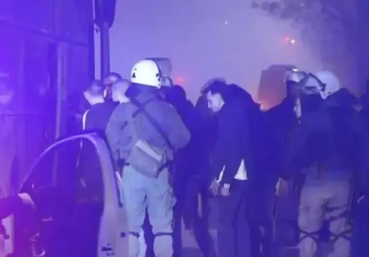 Θεσσαλονίκη: Επεισόδια με κουκουλοφόρους πέριξ του ΑΠΘ - «Βροχή» μολότοφ, τραυματίστηκε αστυνομικός, πάνω από 300 προσαγωγές