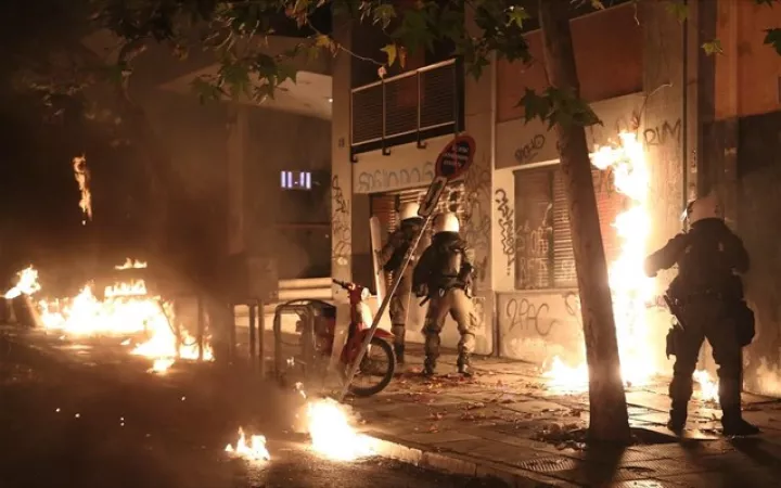 «Επαναστάτες» εκ του ασφαλούς, λόγω ατιμωρησίας…