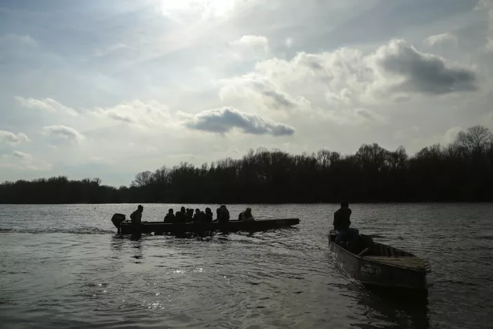 Άσυλο, παράνομες ροές και η βιομηχανία της αυταπάτης