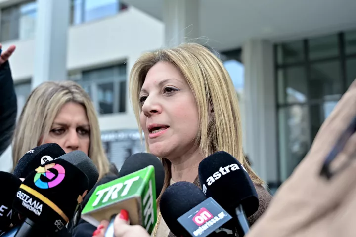 Ρόλους και κοστούμια αλά κάρτ αλλάζει η Καρυστιανού 