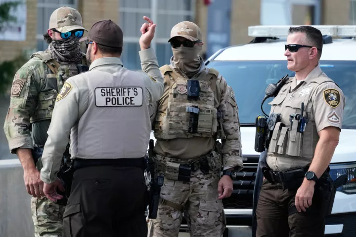 Δικαστήριο ΗΠΑ: Οι πράκτορες της ICE μπορούν να επιχειρούν φορώντας μάσκες στην Καλιφόρνια