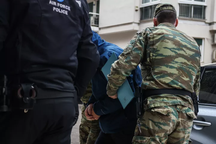 Στο Αεροδικείο ο σμήναρχος που κατασκόπευε για την Κίνα – Έκανε αναλήψεις από ΑΤΜ μεταμφιεσμένος