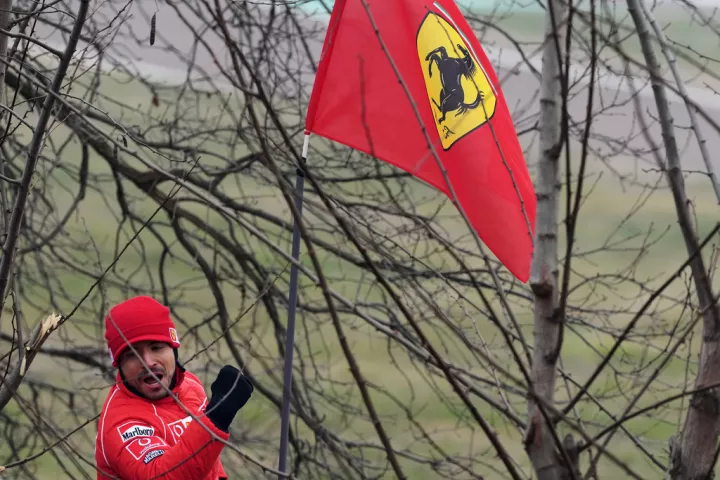 Ξεπέρασαν τις εκτιμήσεις τα αποτελέσματα της Ferrari - Αναμένει αύξηση 6% στα κέρδη του 2026