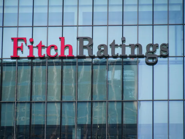 Fitch: Η Πολωνία κινδυνεύει με υποβάθμιση αν δεν σταθεροποιηθεί το χρέος της