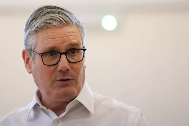 Ο Στάρμερ λέει ότι δεν θα εγκαταλείψει την εντολή που του δόθηκε να αλλάξει τη Βρετανία