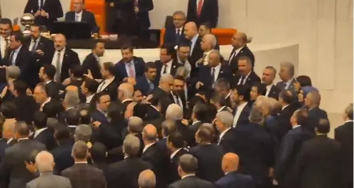Ένταση με γροθιές στην τουρκική Εθνοσυνέλευση κατά την ορκωμοσία των νέων υπουργών Δικαιοσύνης και Εσωτερικών (vid)