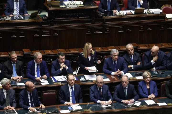 Σκληρότερη γραμμή στο μεταναστευτικό από τη Μελόνι: Εισηγείται «ναυτικό μπλόκο» σε σκάφη με μετανάστες